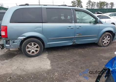 2010 Chrysler Town & Country Touring z USA, uszkodzony, nr VIN 2A4RR5D16AR443154